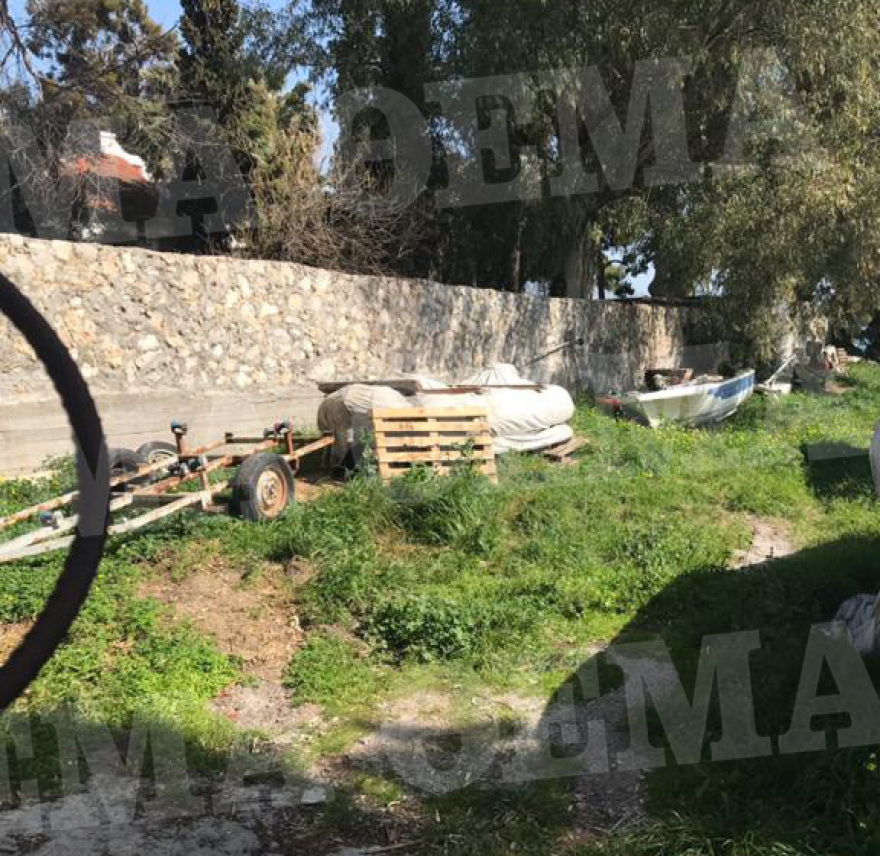 Πέταξαν σε οικόπεδο τη βάρκα του Σήφη Βαλυράκη και μαζί τα όποια αποδεικτικά στοιχεία
