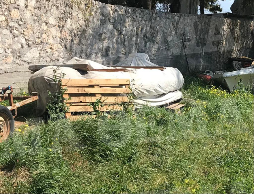 Πέταξαν σε οικόπεδο τη βάρκα του Σήφη Βαλυράκη και μαζί τα όποια αποδεικτικά στοιχεία