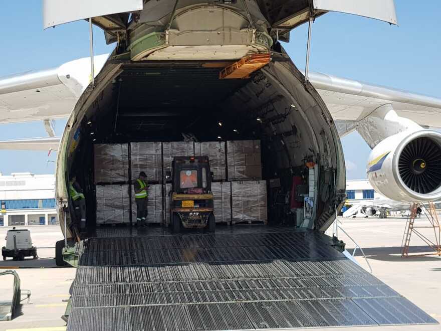 Παρελήφθησαν άλλα 2,5 εκατ. self tests - Έφτασαν στο «Ελ. Βενιζέλος» με αεροσκάφος Antonov