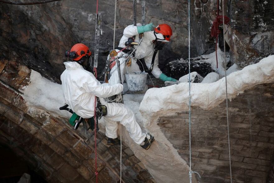 Γαλλία: Ο Μακρόν επισκέφθηκε την Παναγία των Παρισίων