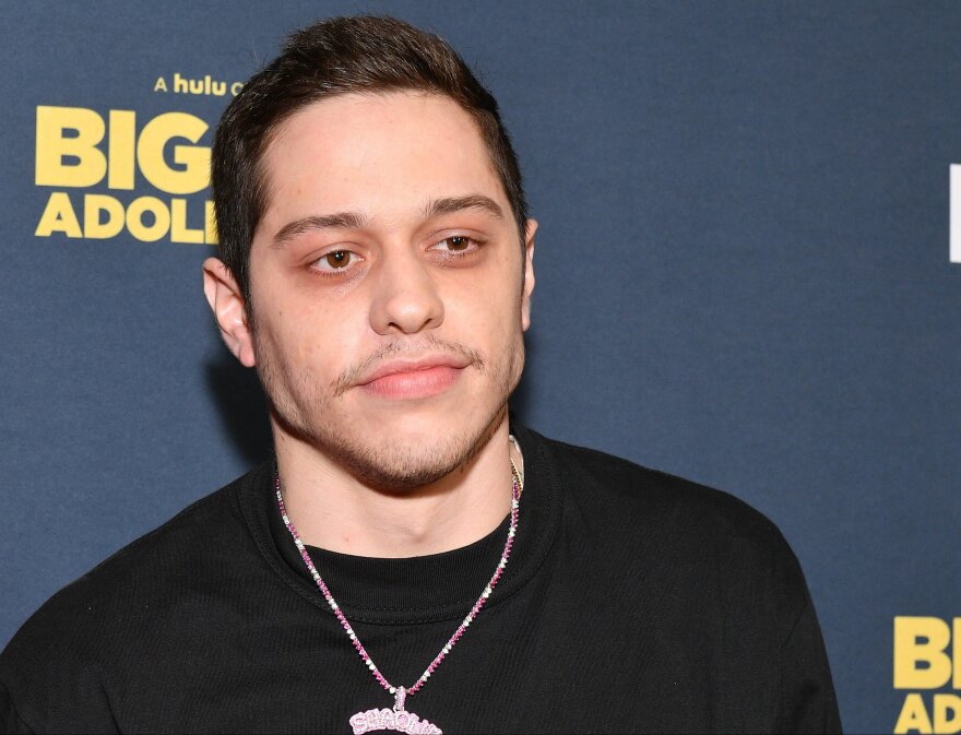 Πιτ Ντέιβιντσον: Το μυστικό του κωμικού που τραβάει σαν μαγνήτης τις διάσημες, από την Καρντάσιαν μέχρι τη Ραταϊκόφσκι