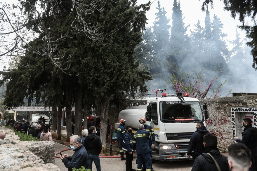 Υπό έλεγχο η φωτιά σε κτίριο στο άλσος Καισαριανής