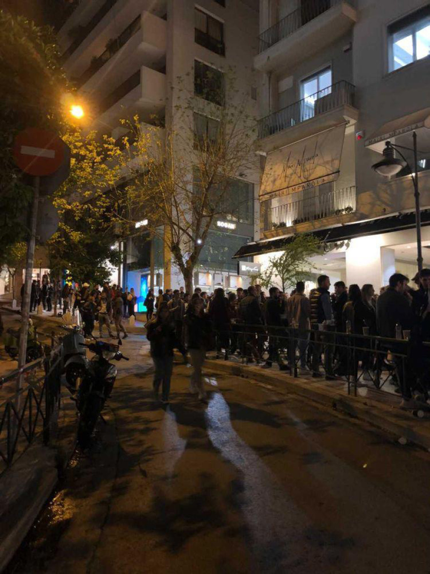 Lockdown: Ποια απαγόρευση κυκλοφορίας; Μεταμεσονύχτια «κορωνοπάρτι» και... κρυφτό με την Αστυνομία στις πλατείες της Αθήνας