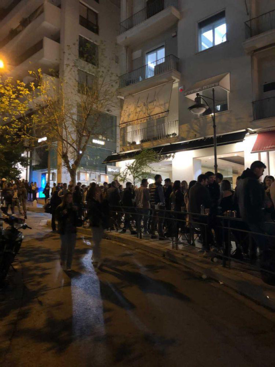 Lockdown: Ποια απαγόρευση κυκλοφορίας; Μεταμεσονύχτια «κορωνοπάρτι» και... κρυφτό με την Αστυνομία στις πλατείες της Αθήνας