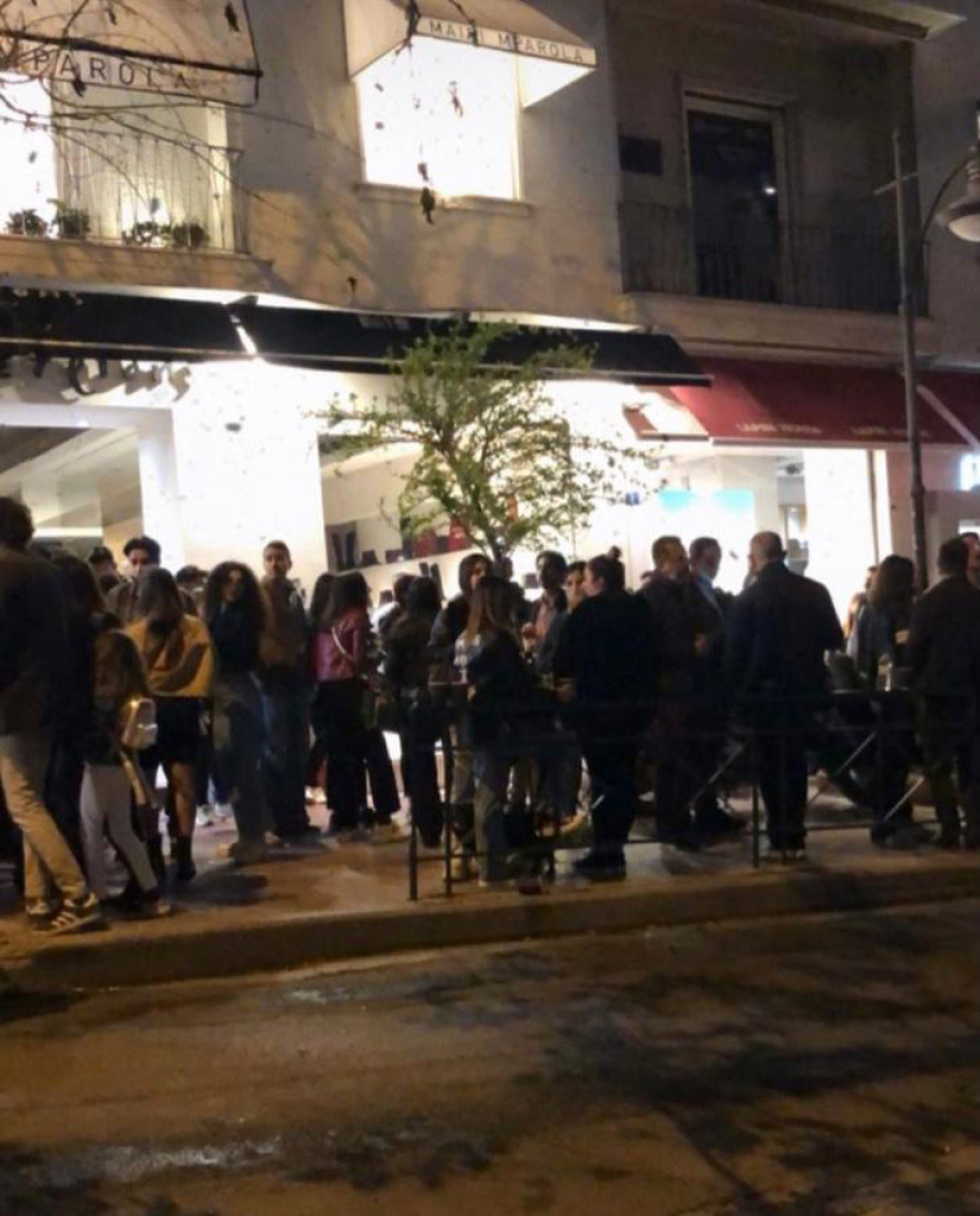 Lockdown: Ποια απαγόρευση κυκλοφορίας; Μεταμεσονύχτια «κορωνοπάρτι» και... κρυφτό με την Αστυνομία στις πλατείες της Αθήνας