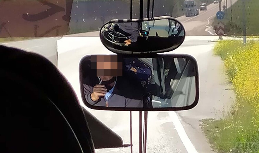 Λάρισα: Καταγγελία για οδηγό ΚΤΕΛ που κάπνιζε και δεν φορούσε μάσκα την ώρα που οδηγούσε