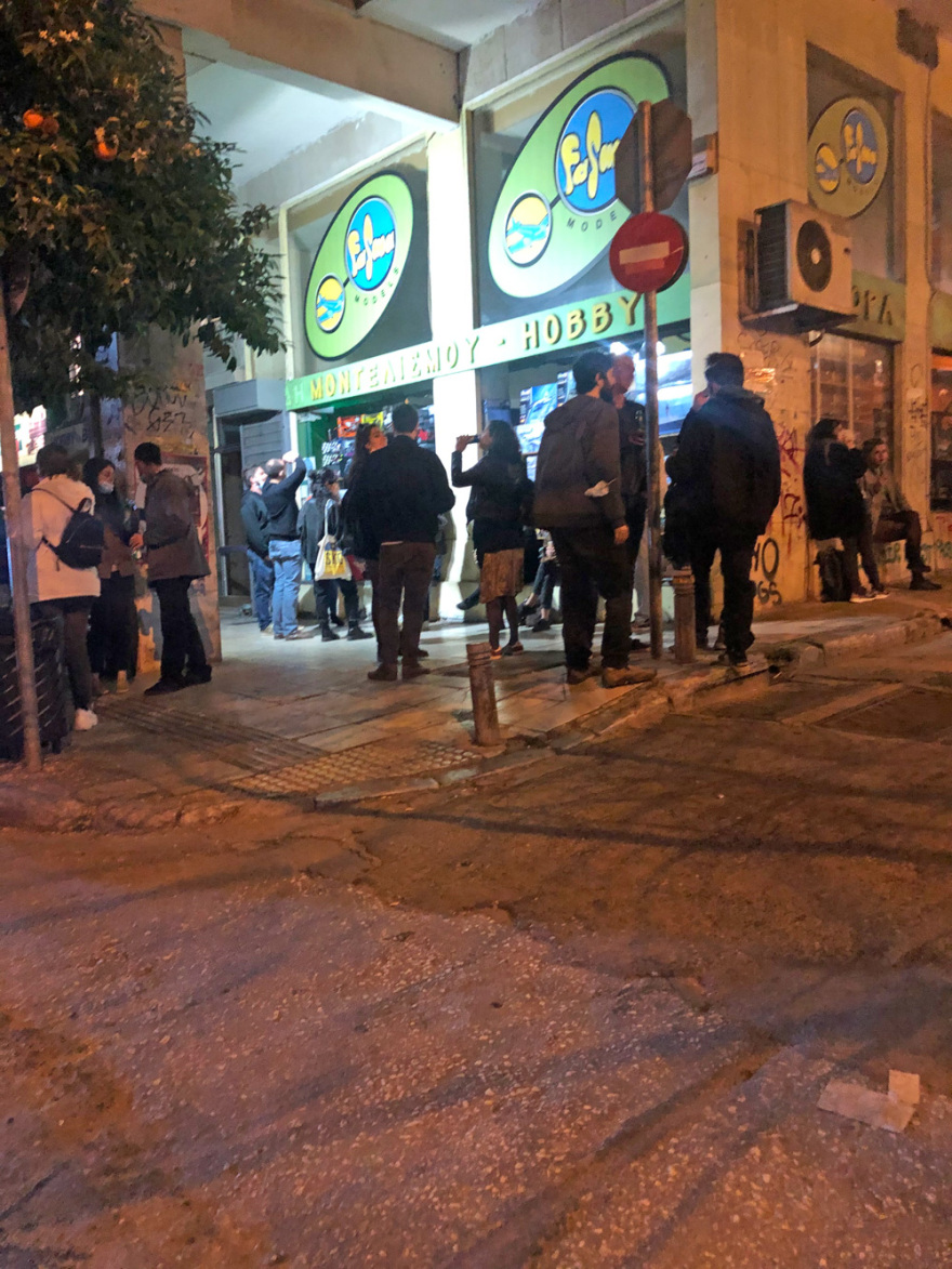 Lockdown: Ποια απαγόρευση κυκλοφορίας; Μεταμεσονύχτια «κορωνοπάρτι» και... κρυφτό με την Αστυνομία στις πλατείες της Αθήνας