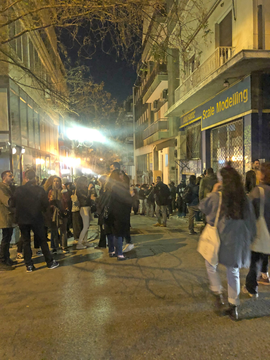 Lockdown: Ποια απαγόρευση κυκλοφορίας; Μεταμεσονύχτια «κορωνοπάρτι» και... κρυφτό με την Αστυνομία στις πλατείες της Αθήνας