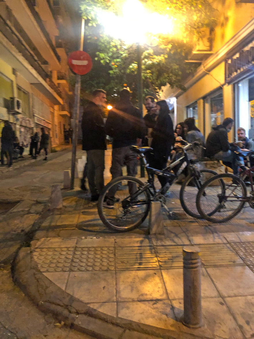 Lockdown: Ποια απαγόρευση κυκλοφορίας; Μεταμεσονύχτια «κορωνοπάρτι» και... κρυφτό με την Αστυνομία στις πλατείες της Αθήνας