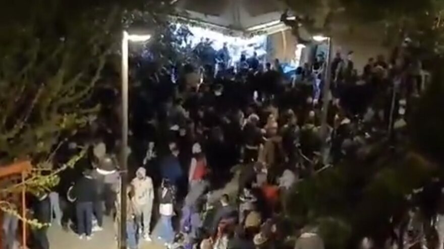 Lockdown: Ποια απαγόρευση κυκλοφορίας; Μεταμεσονύχτια «κορωνοπάρτι» και... κρυφτό με την Αστυνομία στις πλατείες της Αθήνας