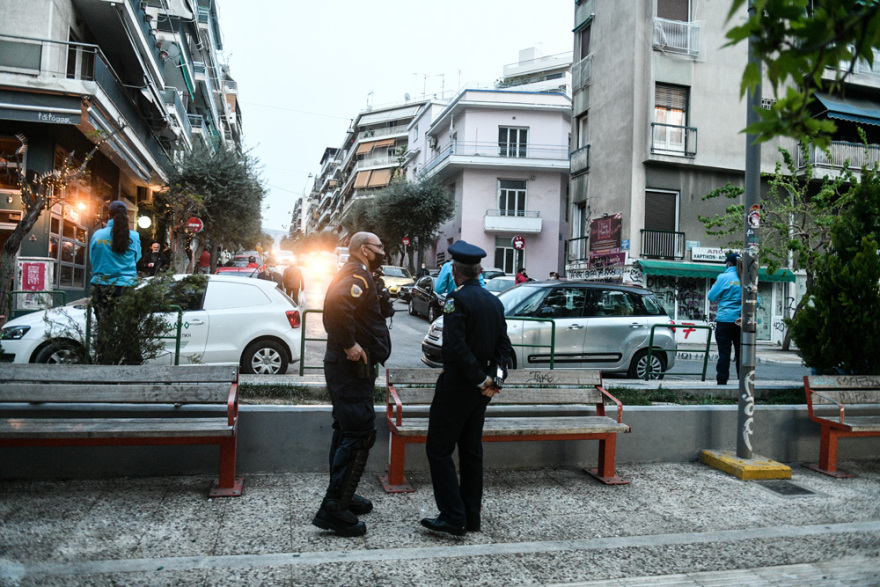 Lockdown: Ποια απαγόρευση κυκλοφορίας; Μεταμεσονύχτια «κορωνοπάρτι» και... κρυφτό με την Αστυνομία στις πλατείες της Αθήνας