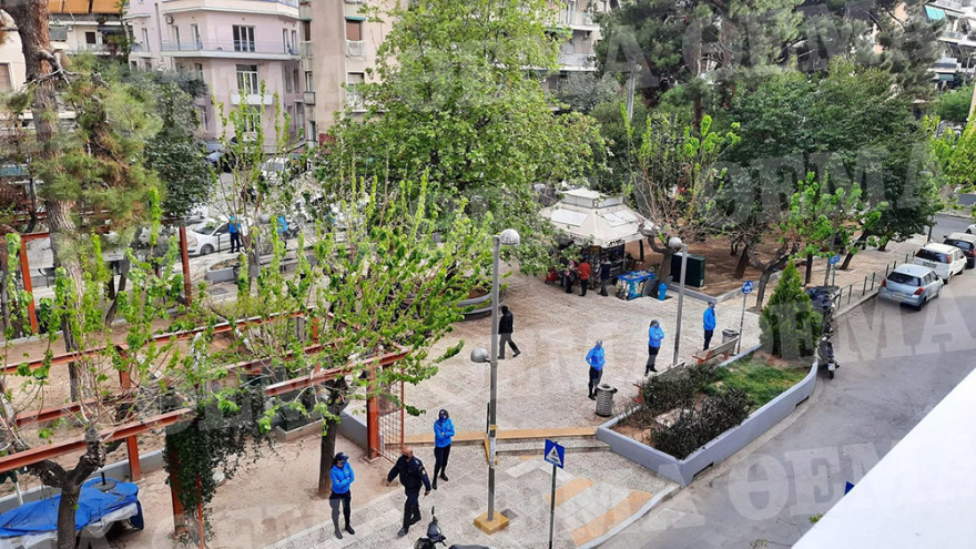 Lockdown: Ποια απαγόρευση κυκλοφορίας; Μεταμεσονύχτια «κορωνοπάρτι» και... κρυφτό με την Αστυνομία στις πλατείες της Αθήνας