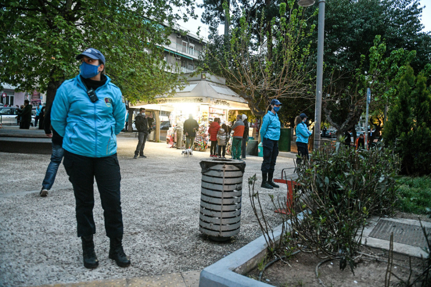 Lockdown: Ποια απαγόρευση κυκλοφορίας; Μεταμεσονύχτια «κορωνοπάρτι» και... κρυφτό με την Αστυνομία στις πλατείες της Αθήνας