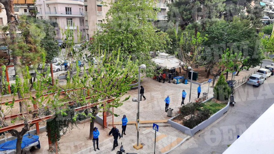 Lockdown: Ποια απαγόρευση κυκλοφορίας; Μεταμεσονύχτια «κορωνοπάρτι» και... κρυφτό με την Αστυνομία στις πλατείες της Αθήνας