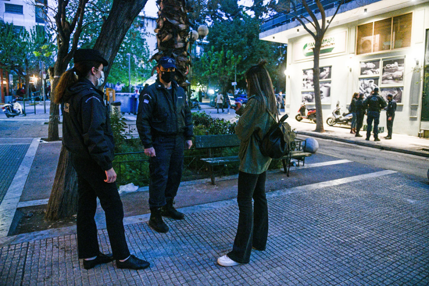 Lockdown: Ποια απαγόρευση κυκλοφορίας; Μεταμεσονύχτια «κορωνοπάρτι» και... κρυφτό με την Αστυνομία στις πλατείες της Αθήνας
