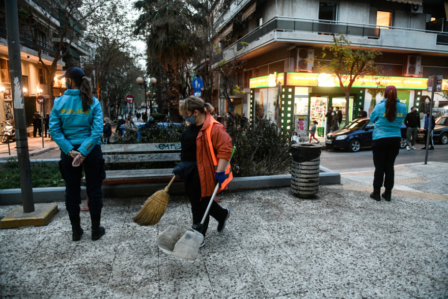 Lockdown: Ποια απαγόρευση κυκλοφορίας; Μεταμεσονύχτια «κορωνοπάρτι» και... κρυφτό με την Αστυνομία στις πλατείες της Αθήνας