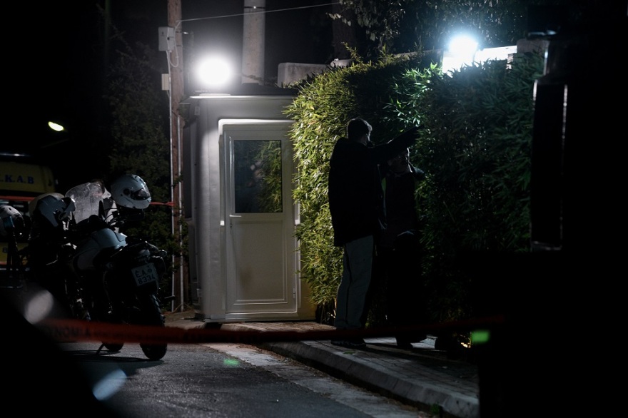 Εννέα κάλυκες βρήκε η αστυνομία έξω από το σπίτι του Φουρθιώτη