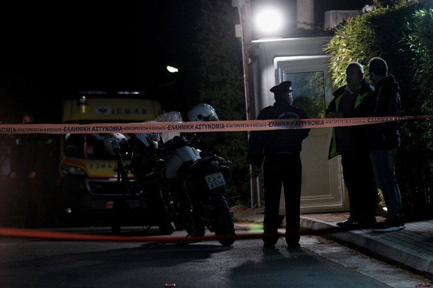 Εννέα κάλυκες βρήκε η αστυνομία έξω από το σπίτι του Φουρθιώτη