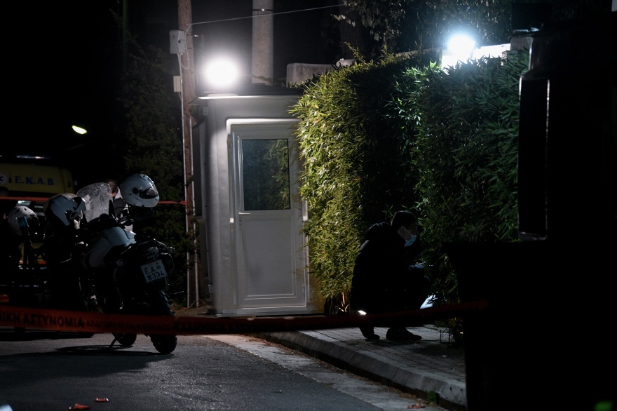 Εννέα κάλυκες βρήκε η αστυνομία έξω από το σπίτι του Φουρθιώτη