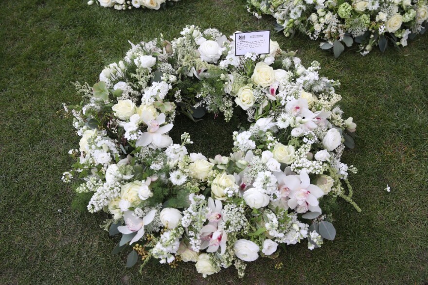 Πρίγκιπας Φίλιππος: Το λάβαρο με τον ελληνικό σταυρό σκέπασε το φέρετρο 