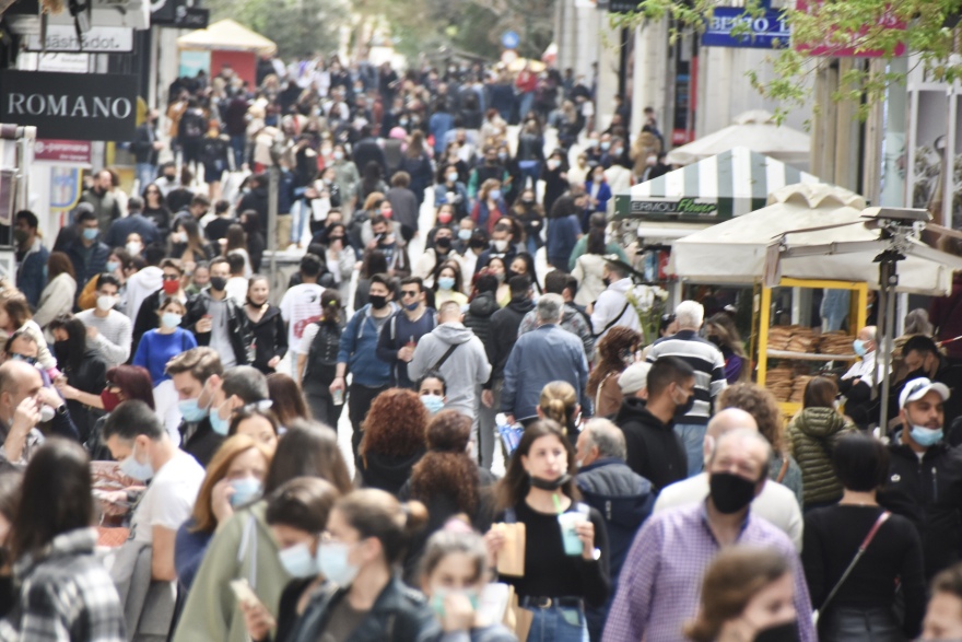 Μαζική έξοδος για ψώνια στο κέντρο της Αθήνας - Γεμάτη η Ερμού