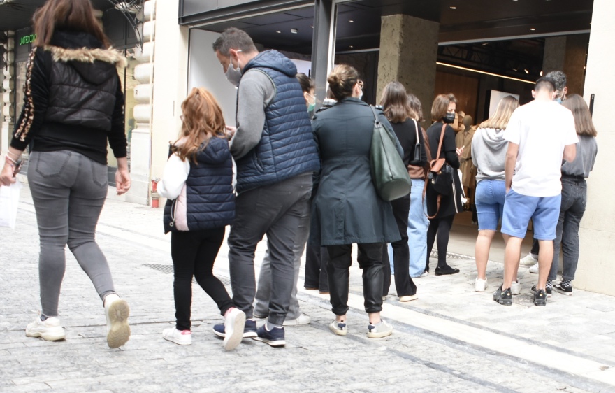 Μαζική έξοδος για ψώνια στο κέντρο της Αθήνας - Γεμάτη η Ερμού