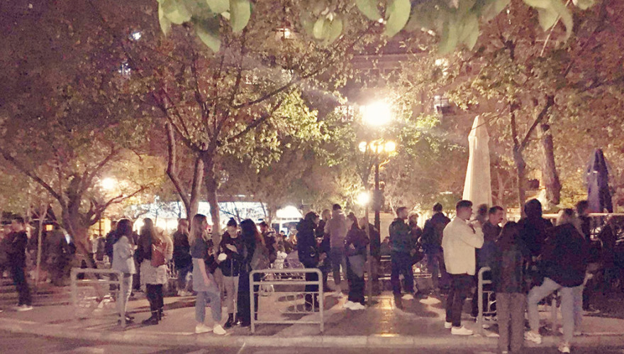 Lockdown: «Πυρετός το Σαββατόβραδο» στις πλατείες - Μαυροειδάκος: Να τα βρουν λοιμωξιολόγοι και κυβέρνηση, αφού όλοι είναι έξω (βίντεο + φωτό)