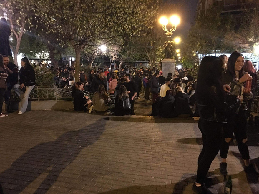 Lockdown: «Πυρετός το Σαββατόβραδο» στις πλατείες - Μαυροειδάκος: Να τα βρουν λοιμωξιολόγοι και κυβέρνηση, αφού όλοι είναι έξω (βίντεο + φωτό)