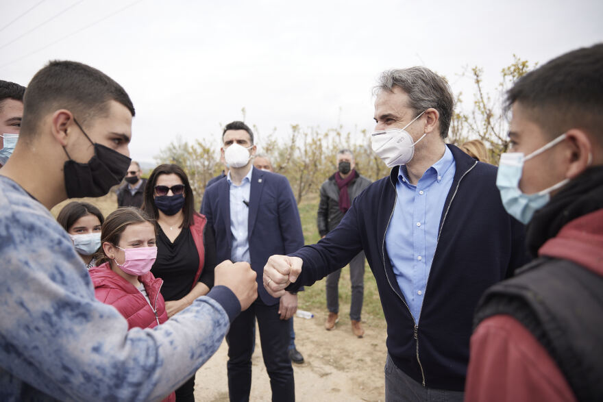 Επίσκεψη Μητσοτάκη στο Σπαθοβούνι: Με ταχύτητα οι αποζημιώσεις σε αγρότες που υπέστησαν ζημιά από τον παγετό