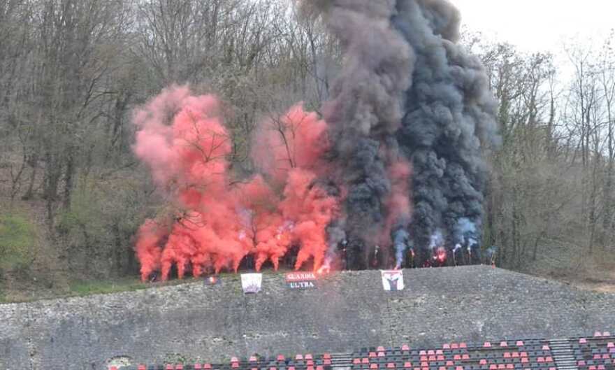 Ρουμανία: Οπαδοί... αλυσοδέθηκαν σε δέντρα για να δουν την ομάδα τους από λόφο! (pics)