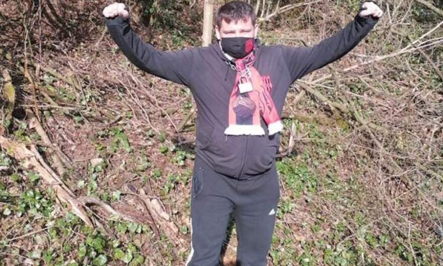 Ρουμανία: Οπαδοί... αλυσοδέθηκαν σε δέντρα για να δουν την ομάδα τους από λόφο! (pics)