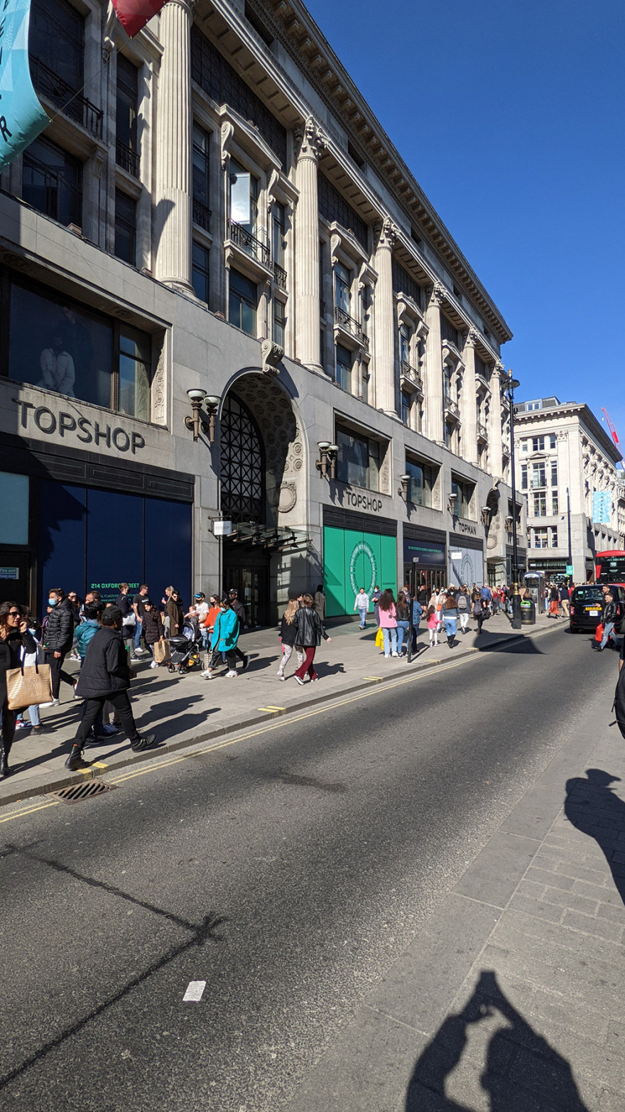 Βρετανία: «Τραπεζάκια έξω» και στιγμές ανεμελιάς για τους Λονδρέζους - Δείτε φωτογραφίες