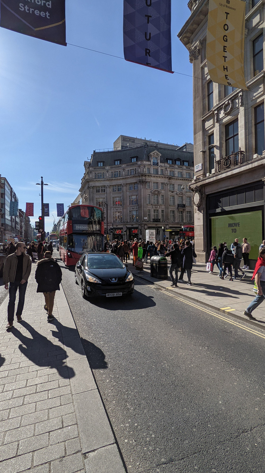 Βρετανία: «Τραπεζάκια έξω» και στιγμές ανεμελιάς για τους Λονδρέζους - Δείτε φωτογραφίες