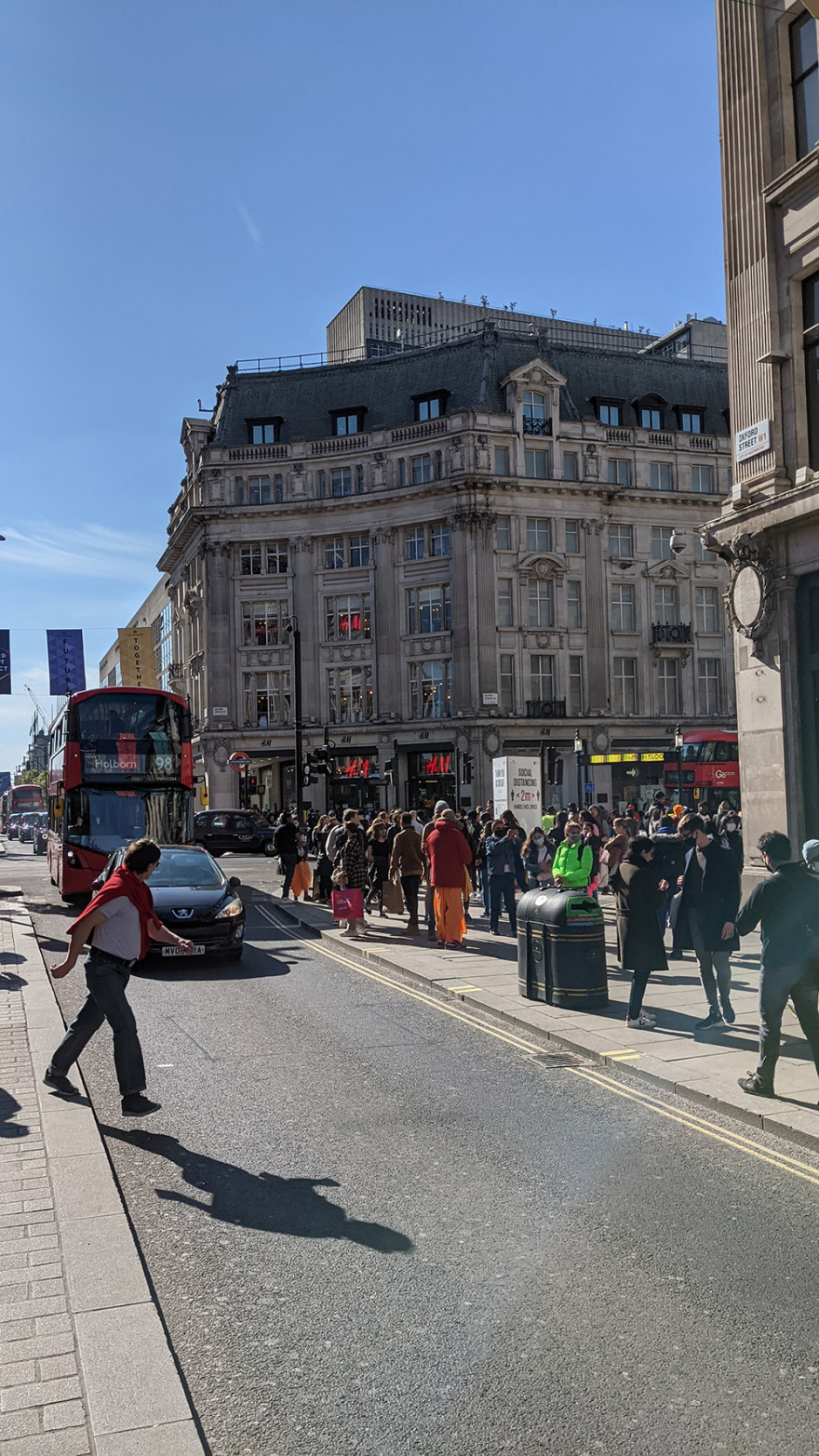 Βρετανία: «Τραπεζάκια έξω» και στιγμές ανεμελιάς για τους Λονδρέζους - Δείτε φωτογραφίες