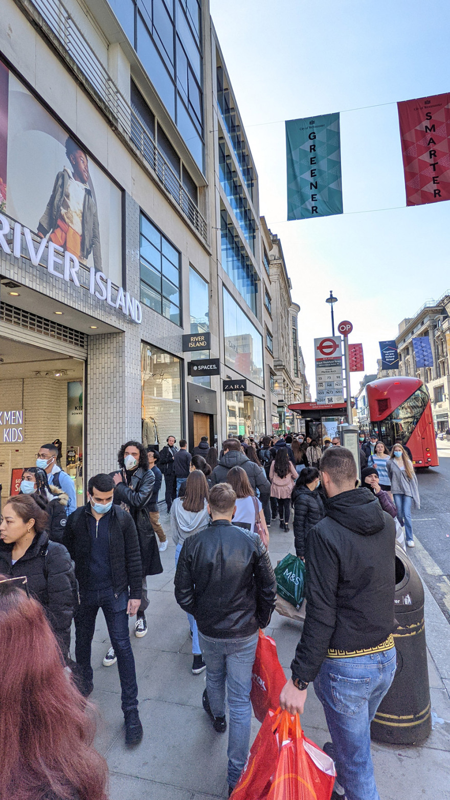 Βρετανία: «Τραπεζάκια έξω» και στιγμές ανεμελιάς για τους Λονδρέζους - Δείτε φωτογραφίες