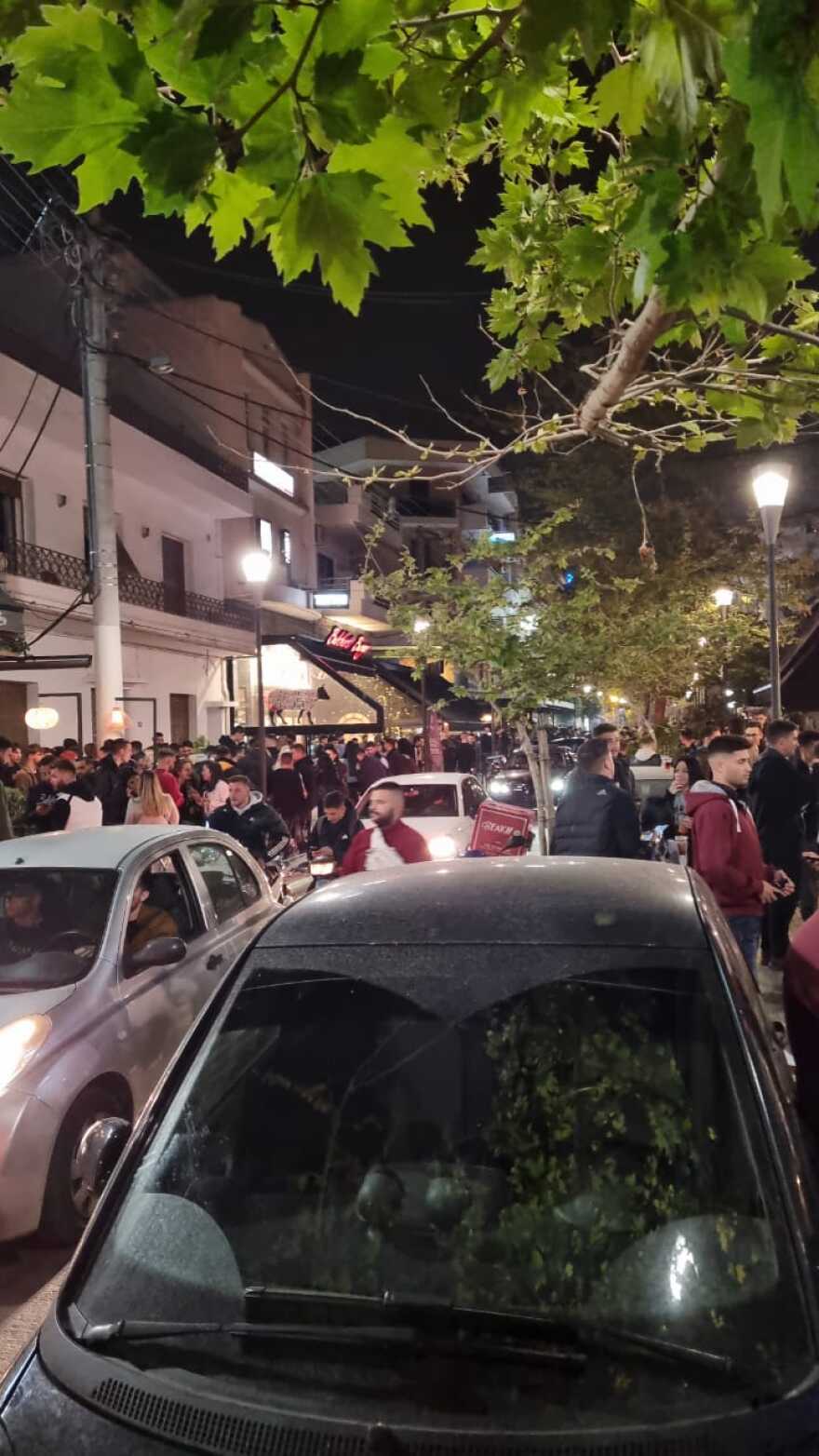 Lockdown: «Πυρετός το Σαββατόβραδο» στις πλατείες - Μαυροειδάκος: Να τα βρουν λοιμωξιολόγοι και κυβέρνηση, αφού όλοι είναι έξω (βίντεο + φωτό)