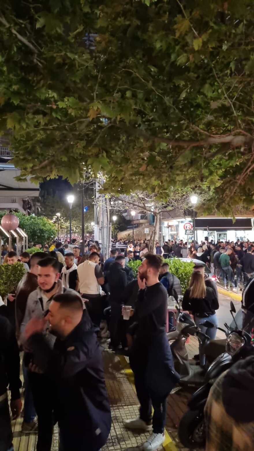 Lockdown: «Πυρετός το Σαββατόβραδο» στις πλατείες - Μαυροειδάκος: Να τα βρουν λοιμωξιολόγοι και κυβέρνηση, αφού όλοι είναι έξω (βίντεο + φωτό)