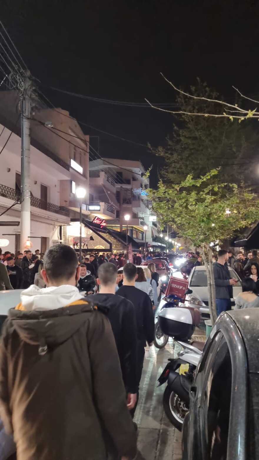 Lockdown: «Πυρετός το Σαββατόβραδο» στις πλατείες - Μαυροειδάκος: Να τα βρουν λοιμωξιολόγοι και κυβέρνηση, αφού όλοι είναι έξω (βίντεο + φωτό)