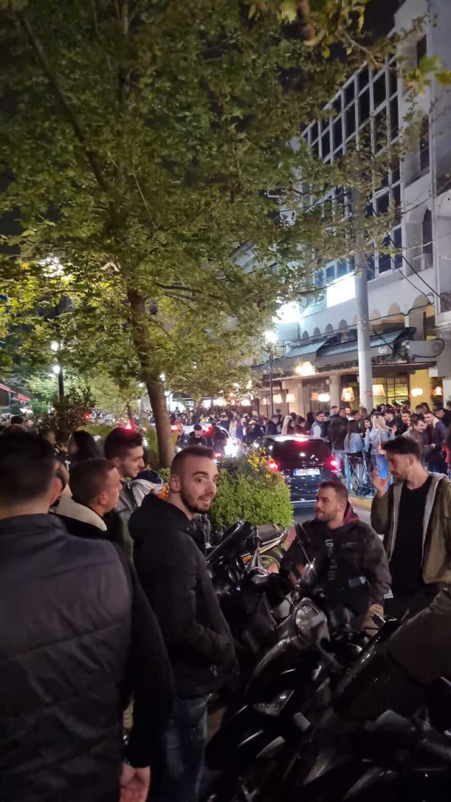 Lockdown: «Πυρετός το Σαββατόβραδο» στις πλατείες - Μαυροειδάκος: Να τα βρουν λοιμωξιολόγοι και κυβέρνηση, αφού όλοι είναι έξω (βίντεο + φωτό)