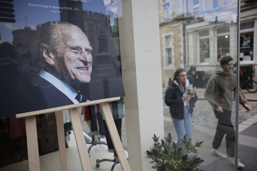 Πρίγκιπας Φίλιππος: Το λάβαρο με τον ελληνικό σταυρό σκέπασε το φέρετρο 