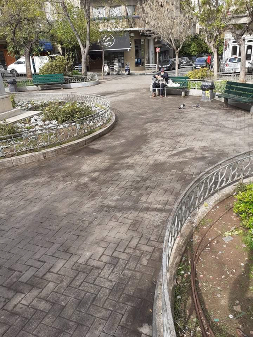  Κυψέλη - πλατεία Αγίου Γεωργίου: Μάζεψαν 50 σακούλες σκουπιδιών μετά το κορωνοπάρτι - Δείτε το πριν και το μετά