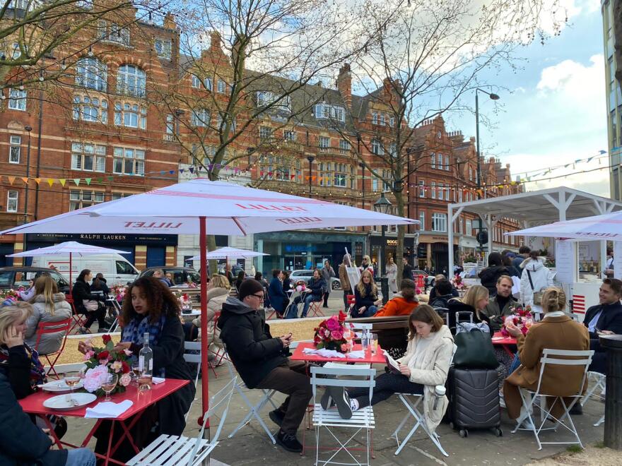 Βρετανία: «Τραπεζάκια έξω» και στιγμές ανεμελιάς για τους Λονδρέζους - Δείτε φωτογραφίες