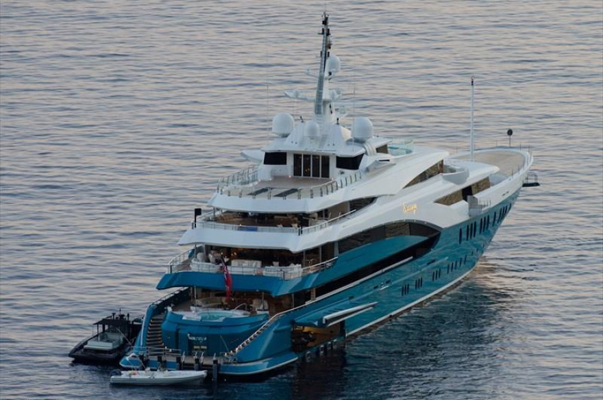 Εντυπωσιακή θαλαμηγός «έδεσε» στη Λούτσα