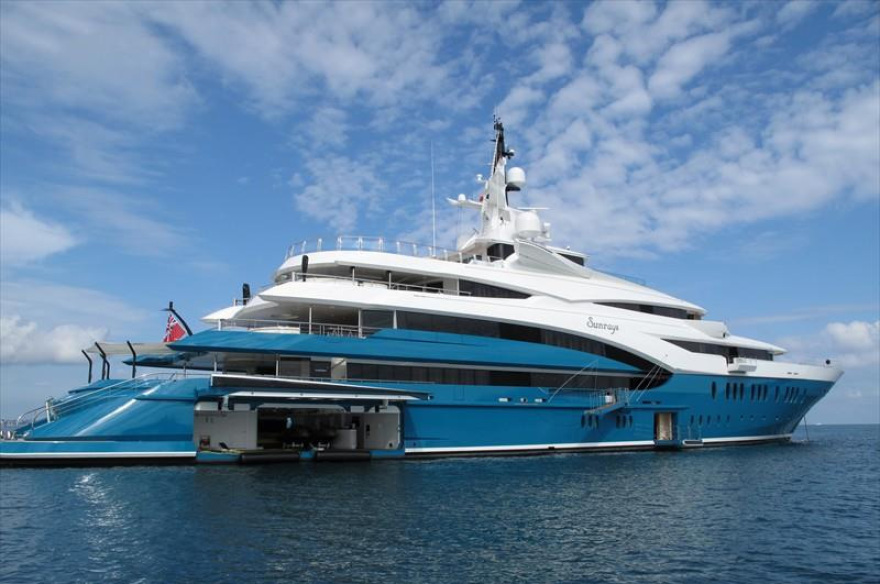 Εντυπωσιακή θαλαμηγός «έδεσε» στη Λούτσα