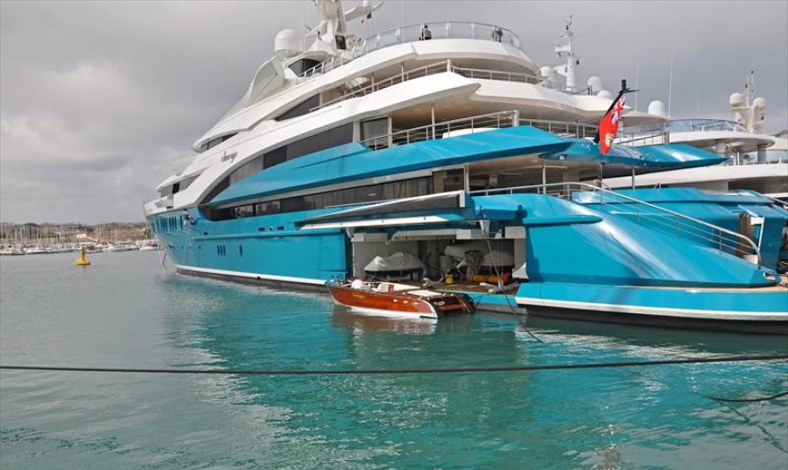 Εντυπωσιακή θαλαμηγός «έδεσε» στη Λούτσα