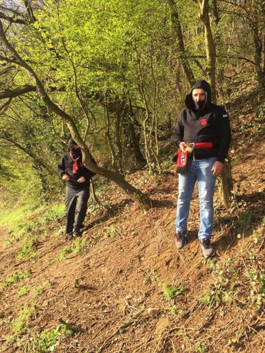 Ρουμανία: Οπαδοί... αλυσοδέθηκαν σε δέντρα για να δουν την ομάδα τους από λόφο! (pics)