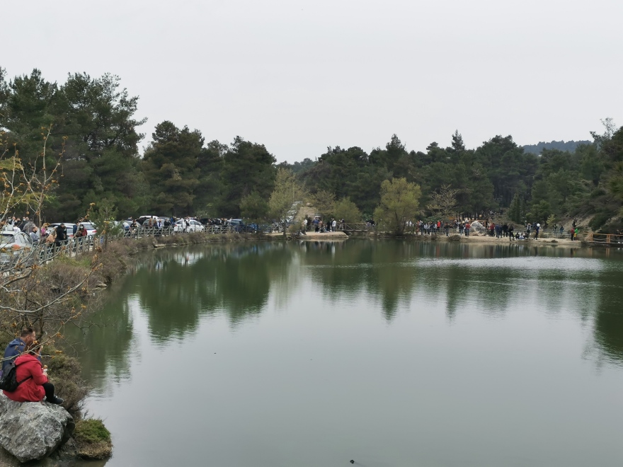 Ιπποκράτειος Πολιτεία: Πλήθος εκδρομέων στη λίμνη Μπελέτσι - Δείτε φωτογραφίες