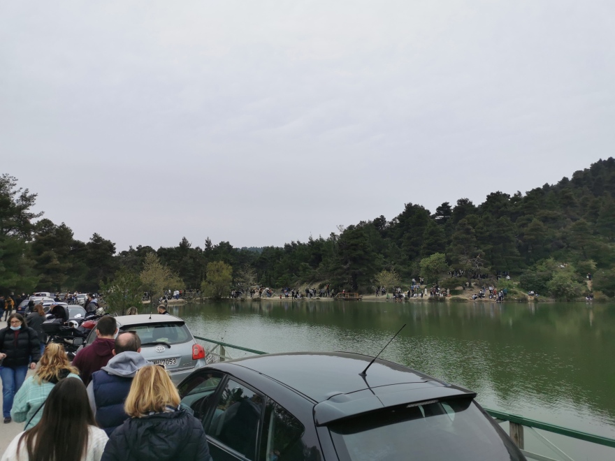 Ιπποκράτειος Πολιτεία: Πλήθος εκδρομέων στη λίμνη Μπελέτσι - Δείτε φωτογραφίες