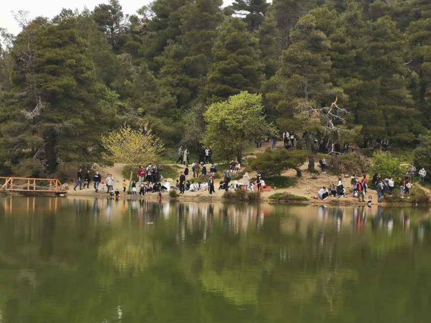Ιπποκράτειος Πολιτεία: Πλήθος εκδρομέων στη λίμνη Μπελέτσι - Δείτε φωτογραφίες