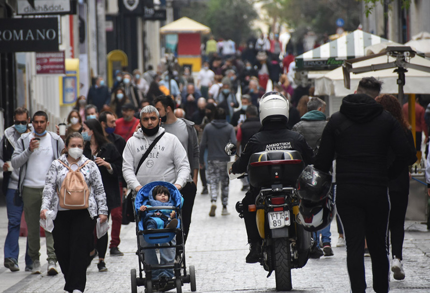 Το αδιαχώρητο σε Ερμού και Μοναστηράκι παρά τη συννεφιά και τα κλειστά μαγαζιά